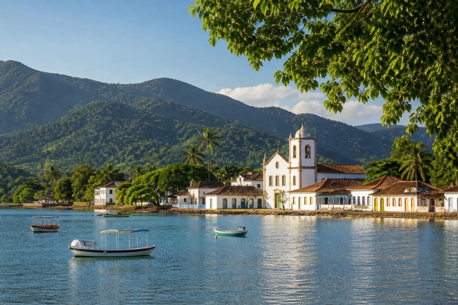 Cidade histórica à beira-mar, cercada por montanhas e natureza